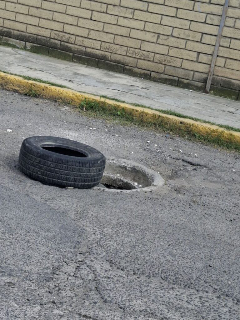 Los baches ¿Negligencia o Descuido? LLANTA EN ALCANTARILLA ABIERTA